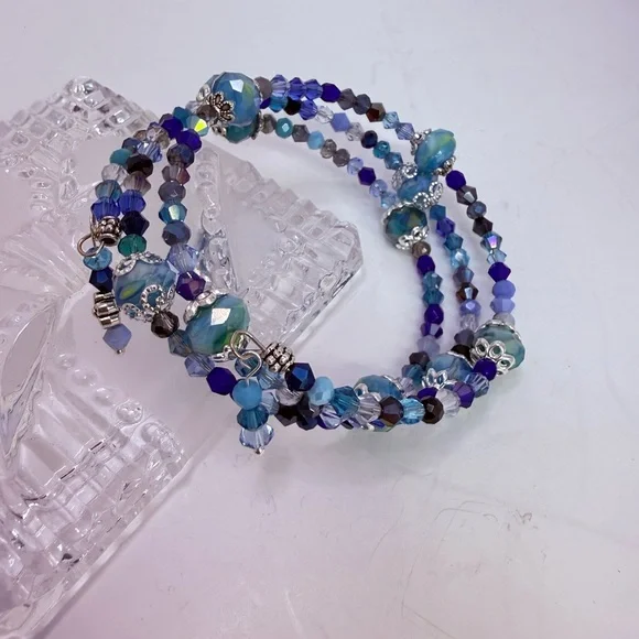 Shades of blue glass and crystal memory wire bracelet - Picture 5 of 5